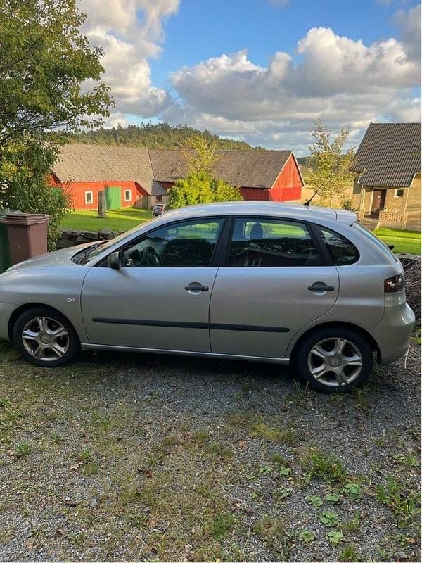 Silver Begagnad 2008 Seat Ibiza Halvkombi | 19 000 kr (Bra pris) - Bild 1/3