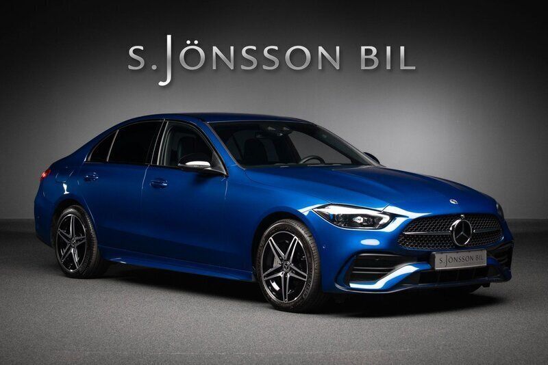 Blå Begagnad 2023 Mercedes C300e AMG Sedan | 539 000 kr (Dyr) - Bild 1/4
