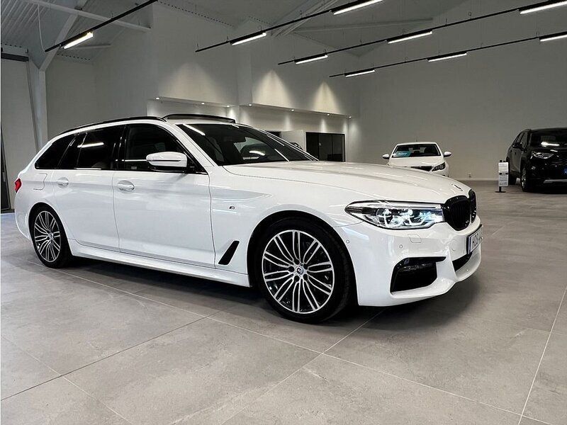 Vit Begagnad 2019 BMW 520 Comfort Edition Kombi | 389 000 kr (Dyr) - Bild 1/4
