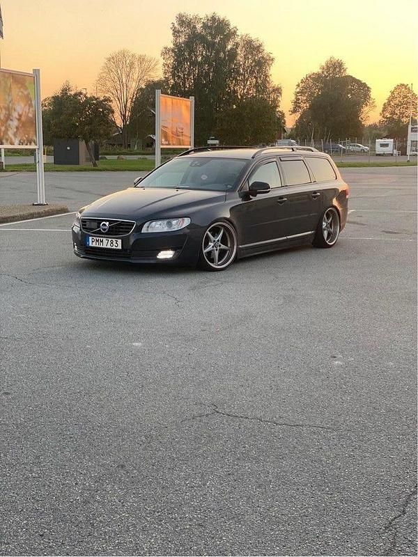Grå Begagnad 2015 Volvo V70 Kombi | 100 000 kr (Bra pris) - Bild 1/4