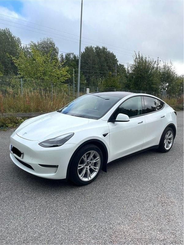Begagnad 2024 Tesla Model Y Long Range AWD SUV | 495 000 kr (Dyr) - Bild 1/4
