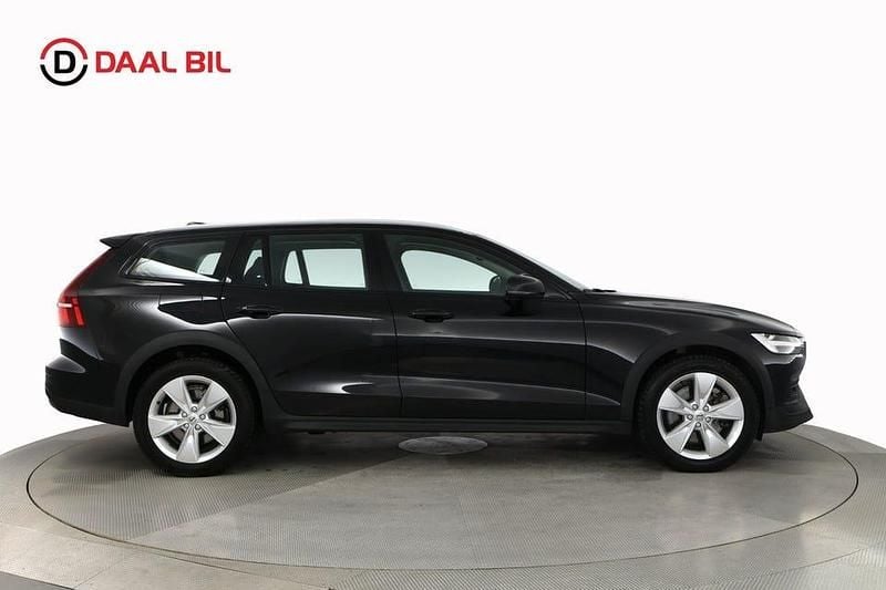 Begagnad Volvo V60 CC Core 197 HK (144 kW) 2022 Svart Kombi