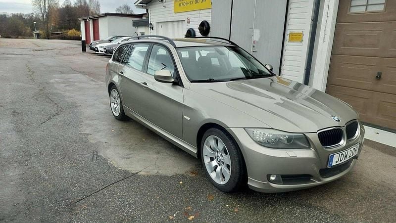 Ljusbrun (brun) Begagnad 2009 BMW 318 Kombi | 49 000 kr (Bra pris) - Bild 1/4