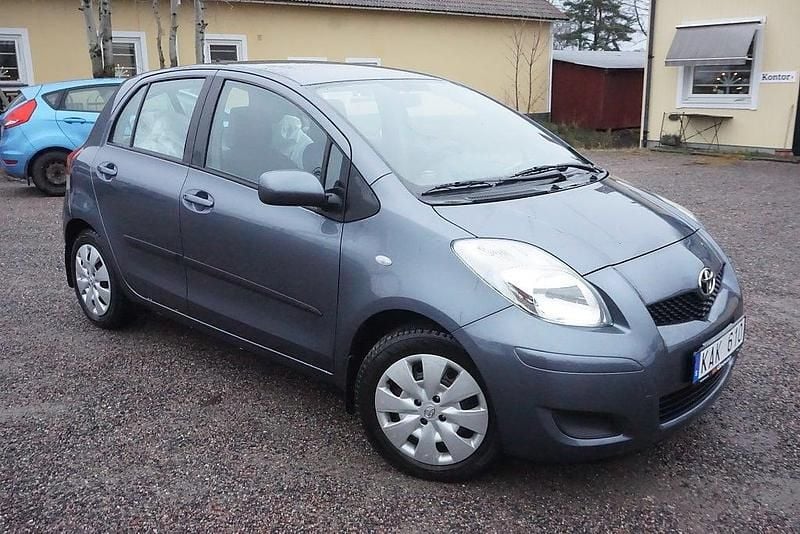 Blå Begagnad 2009 Toyota Yaris Halvkombi | 59 900 kr (Lite dyr) - Bild 1/4