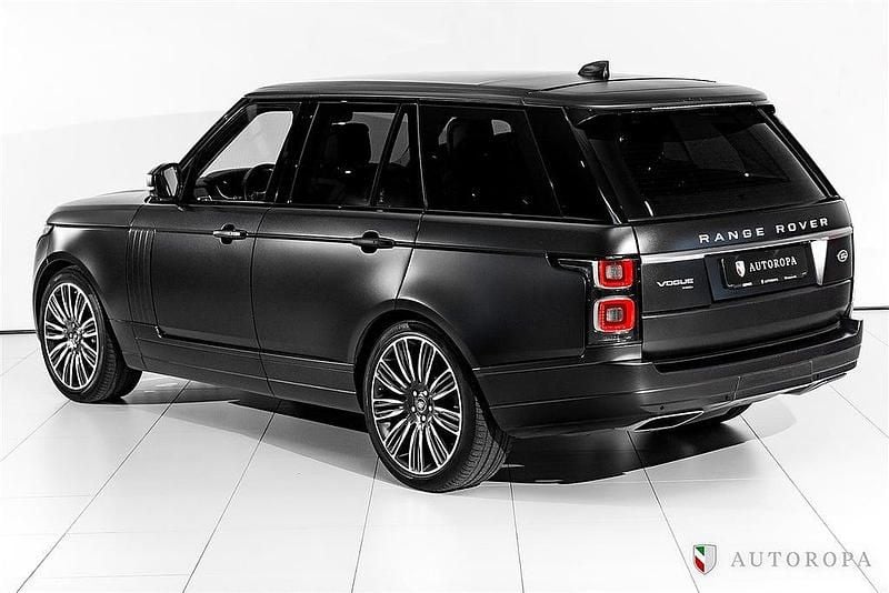 Begagnad Land Rover Range Rover Vogue 301 HK (221 kW) 2019 Svo black matte SUV