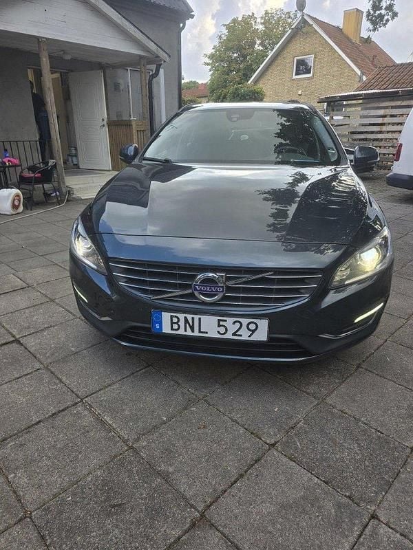 Grå Begagnad 2016 Volvo V60 Momentum Kombi | 184 900 kr (Marknadspris) - Bild 1/4