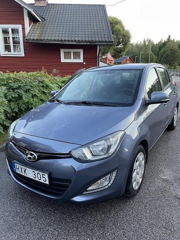 Blå Begagnad 2013 Hyundai i20 Premium Halvkombi | 99 000 kr (Lite dyr) - Bild 1/4