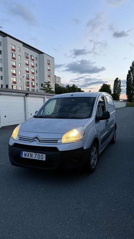 Silver Begagnad 2012 Citroën Berlingo Minibuss | 25 990 kr (Marknadspris) - Bild 1/4