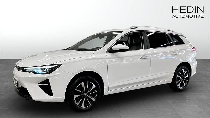 Vit (white) Begagnad 2022 MG MG5 EV Comfort Kombi | 209 900 kr - Bild 1/4