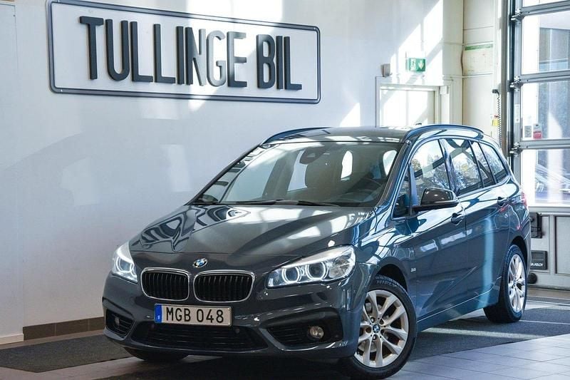 Grå Begagnad 2015 BMW 218 Gran Tourer Sport Line Minibuss | 169 900 kr (Marknadspris) - Bild 1/4