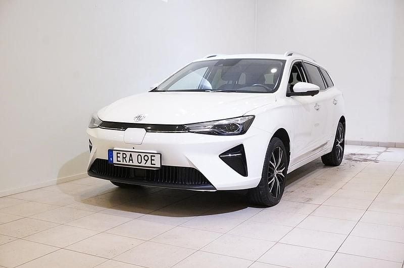 Dover white Begagnad 2022 MG MG5 EV Luxury Kombi | 194 900 kr (Marknadspris) - Bild 1/4