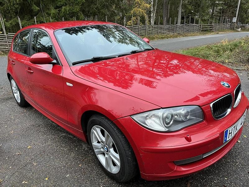 Röd Begagnad 2009 BMW 118 Advantage Halvkombi | 52 500 kr (Marknadspris) - Bild 1/4