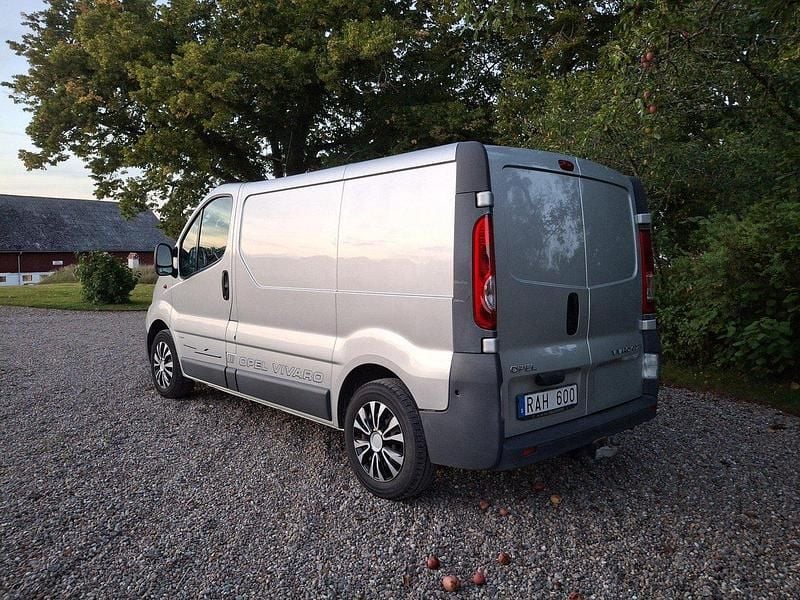 Grå Begagnad 2011 Opel Vivaro Van | 79 000 kr (Marknadspris) - Bild 1/4
