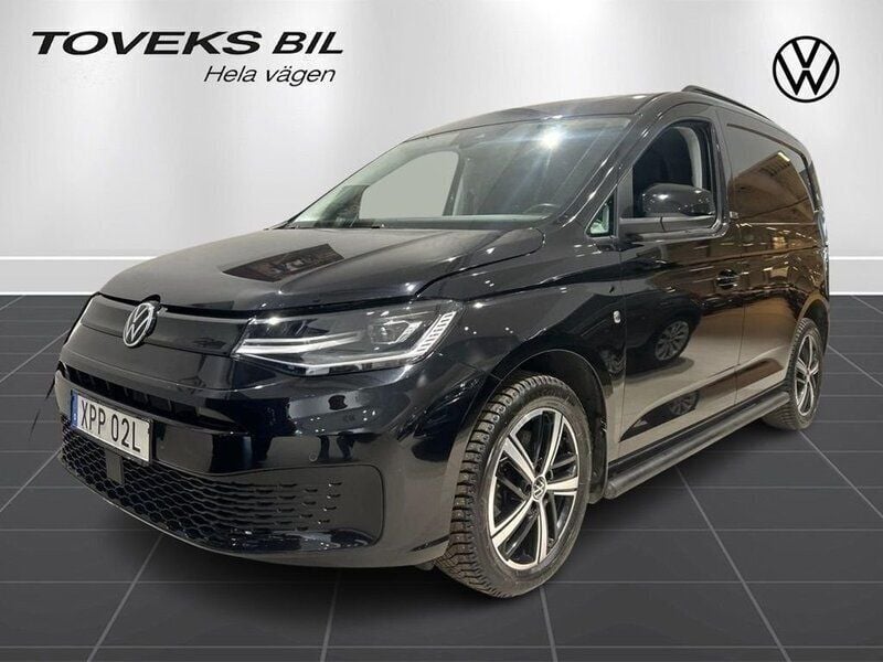 Svart (deep black pärleffekt) Begagnad 2022 VW Caddy Minibuss | 319 000 kr (Marknadspris) - Bild 1/4