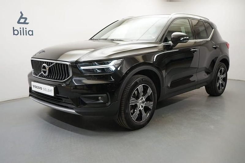 Svart Begagnad 2019 Volvo XC40 Inscription SUV | 279 900 kr (Marknadspris) - Bild 1/3