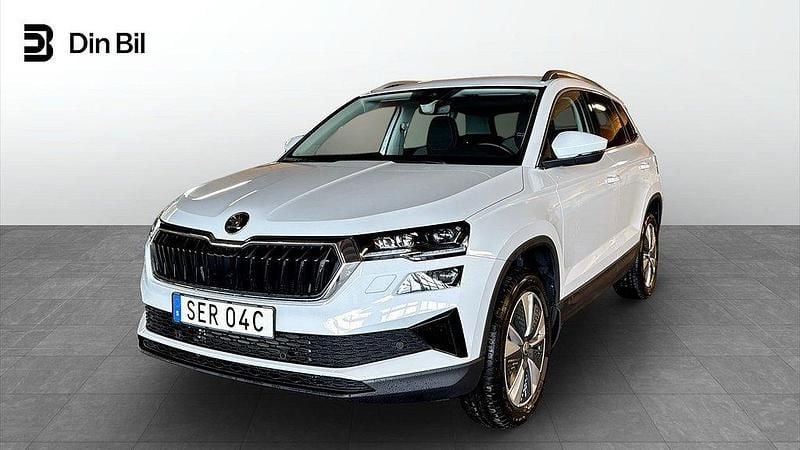 Vit (moon white metallic) Begagnad 2023 Skoda Karoq Style SUV | 339 900 kr (Marknadspris) - Bild 1/4
