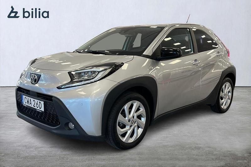 Silver Begagnad 2023 Toyota Aygo Comfort Halvkombi | 179 900 kr (Marknadspris) - Bild 1/3