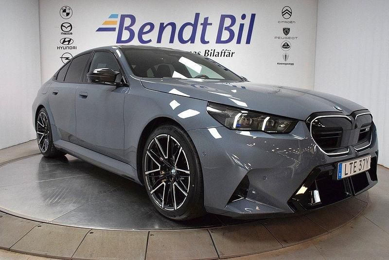 Grå Begagnad 2024 BMW M5 Comfort Edition Sedan | 1 499 500 kr - Bild 1/3