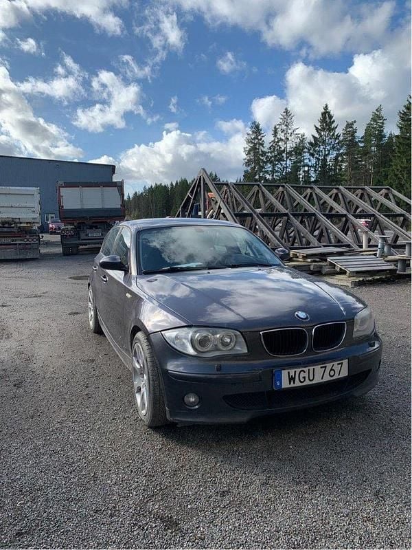 Grå Begagnad 2005 BMW 120 Advantage Halvkombi | 45 000 kr (Marknadspris) - Bild 1/4