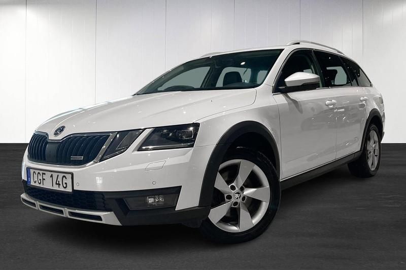 Vit (white) Begagnad 2019 Skoda Octavia Scout Kombi | 219 900 kr (Marknadspris) - Bild 1/4