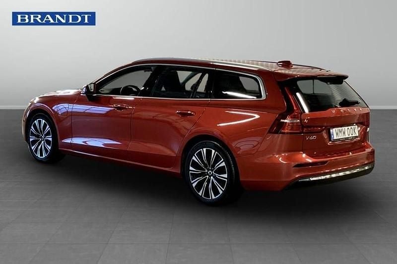 Begagnad Volvo V60 Core 355 HK (261 kW) 2023 Röd Kombi