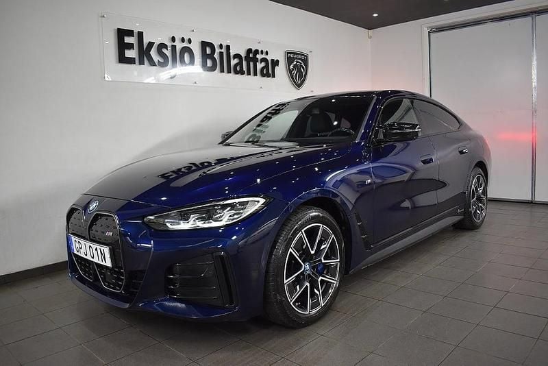 Blå Begagnad 2023 BMW i4 M Sport Sedan | 539 500 kr (Superpris) - Bild 1/4