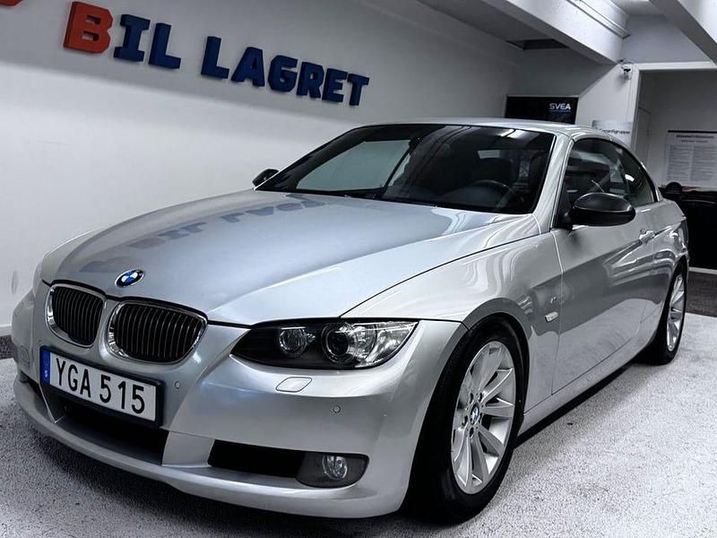 Grå Begagnad 2008 BMW 325 Cabriolet Comfort Edition Cab | 139 900 kr (Marknadspris) - Bild 1/4