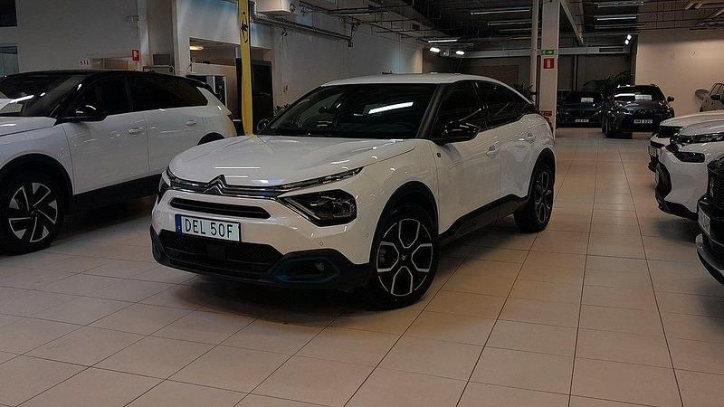 Vit Begagnad 2023 Citroën e-C4 Shine Halvkombi | 218 900 kr (Marknadspris) - Bild 1/4