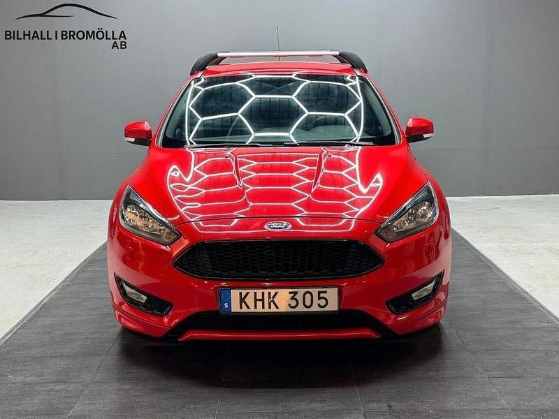 Röd Begagnad 2017 Ford Focus ST-Line Kombi | 99 900 kr (Marknadspris) - Bild 1/4