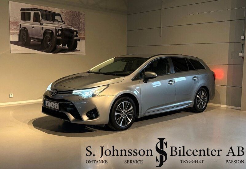 Ljusgrå Begagnad 2015 Toyota Avensis Active Kombi | 184 900 kr (Marknadspris) - Bild 1/4