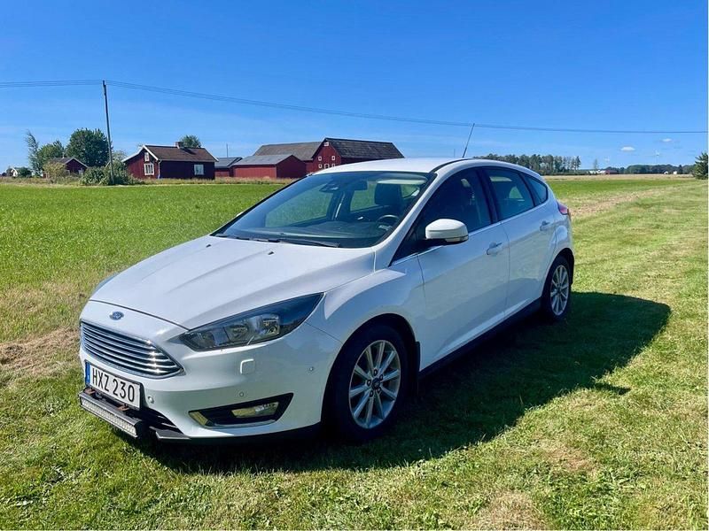 Vit Begagnad 2016 Ford Focus Titanium Halvkombi | 98 000 kr (Lite dyr) - Bild 1/4