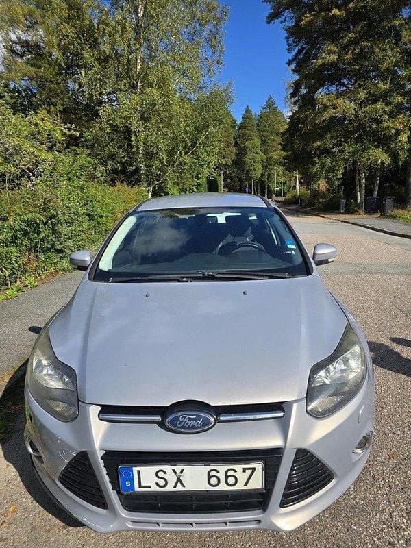 Grå Begagnad 2011 Ford Focus Titanium Kombi | 45 000 kr (Marknadspris) - Bild 1/4