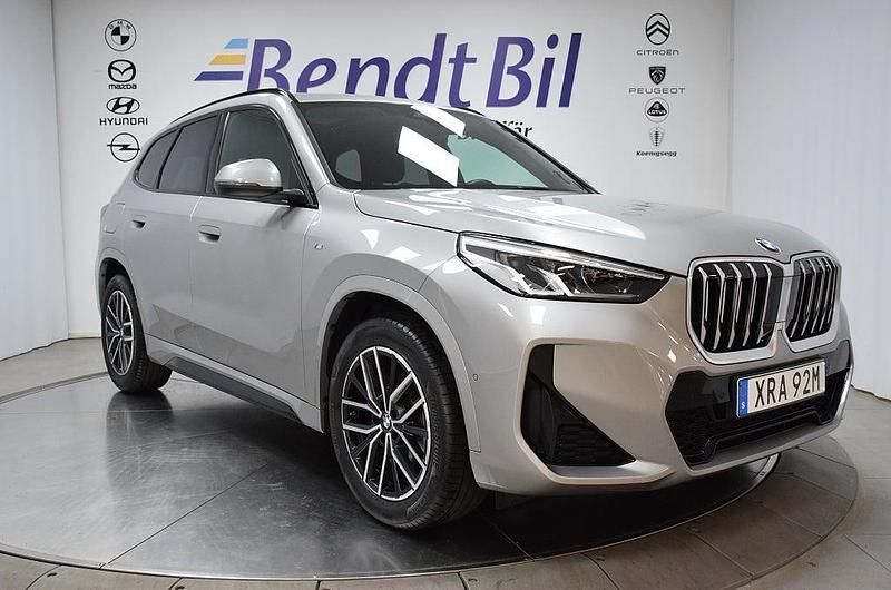Grå Begagnad 2025 BMW X1 SUV | 469 500 kr - Bild 1/3