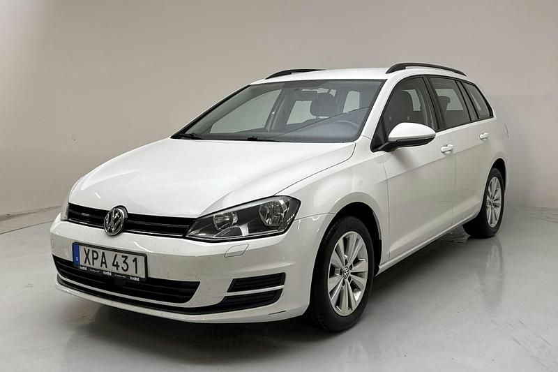 Vit Begagnad 2015 VW Golf VII | 104 000 kr (Marknadspris) - Bild 1/4