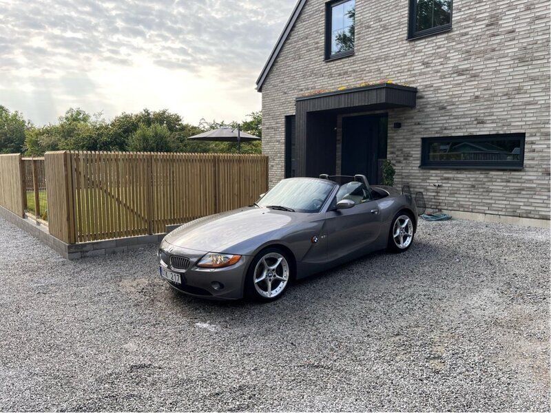Grå Begagnad 2004 BMW Z4 Cab | 158 000 kr (Marknadspris) - Bild 1/4