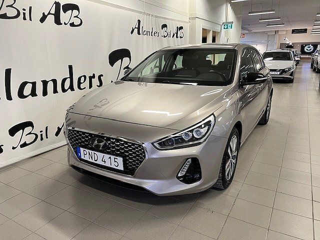 Brun Begagnad 2017 Hyundai i30 Comfort Halvkombi | 129 900 kr (Dyr) - Bild 1/4
