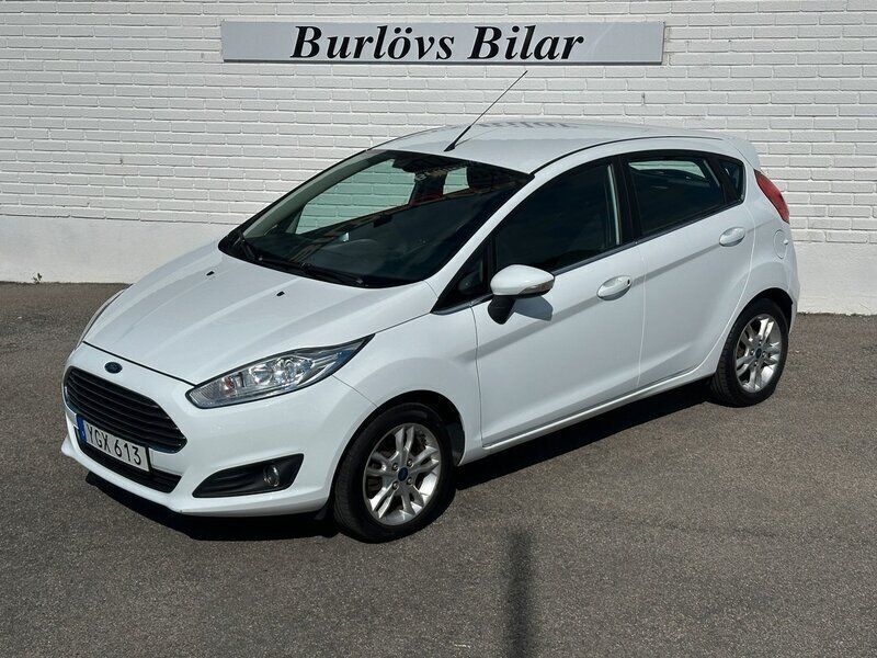 Vit Begagnad 2016 Ford Fiesta Titanium Halvkombi | 79 800 kr (Marknadspris) - Bild 1/4