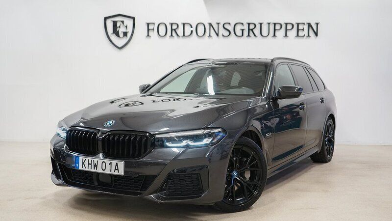 Grå Begagnad 2022 BMW 530e M Sport Kombi | 439 800 kr (Marknadspris) - Bild 1/4