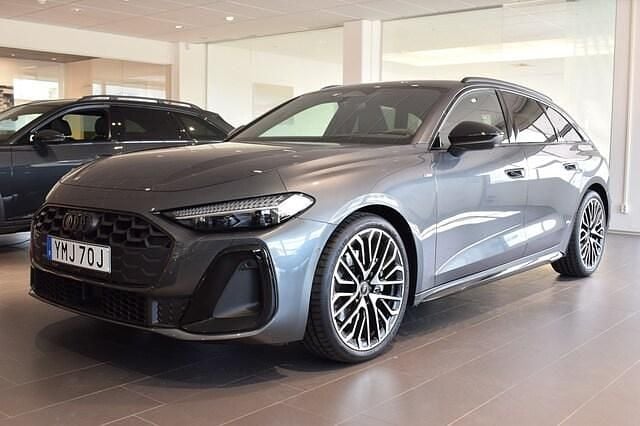 Grå Begagnad 2025 Audi A5 S-Line Sportkupé | 589 000 kr (Bra pris) - Bild 1/4