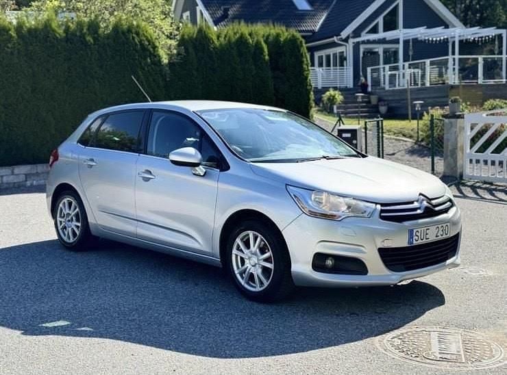 Silver Begagnad 2010 Citroën C4 Halvkombi | 49 000 kr (Dyr) - Bild 1/4