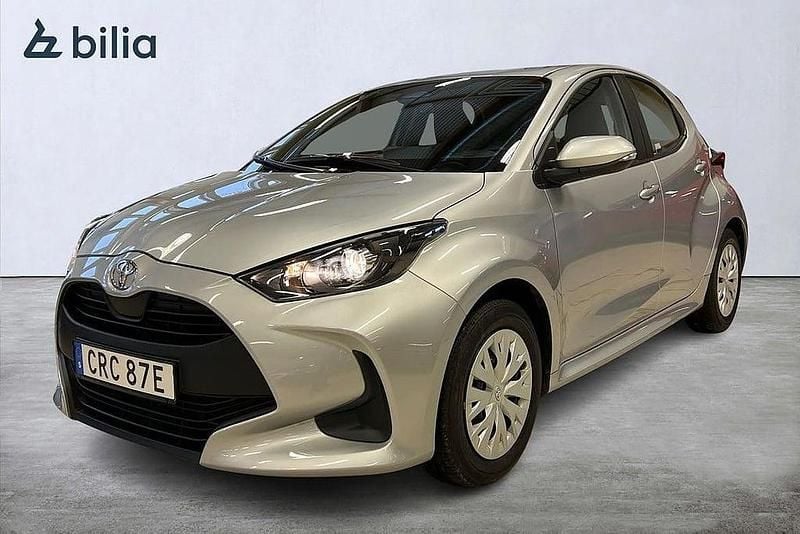 Silver Begagnad 2025 Toyota Yaris Hybrid Life Halvkombi | 239 900 kr (Marknadspris) - Bild 1/4