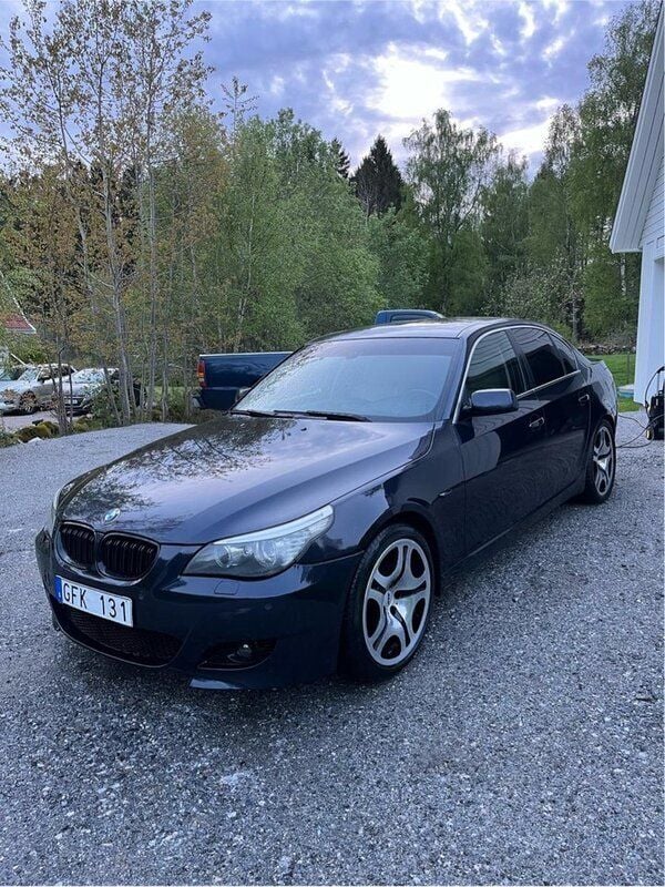 Blå Begagnad 2008 BMW 520 Sedan | 45 000 kr (Bra pris) - Bild 1/4