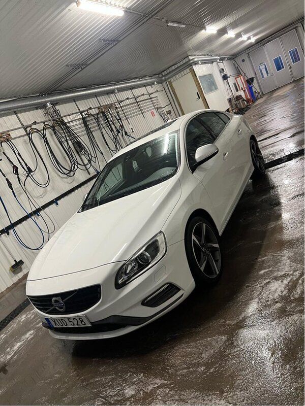 Vit Begagnad 2016 Volvo S60 R-Design Sedan | 230 000 kr (Dyr) - Bild 1/4