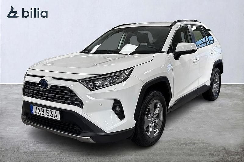 Vit Begagnad 2024 Toyota RAV4 Hybrid Active SUV | 389 900 kr (Bra pris) - Bild 1/3