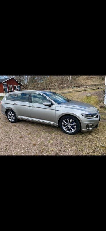 Silver Begagnad 2017 VW Passat GTE Kombi | 169 000 kr (Bra pris) - Bild 1/4