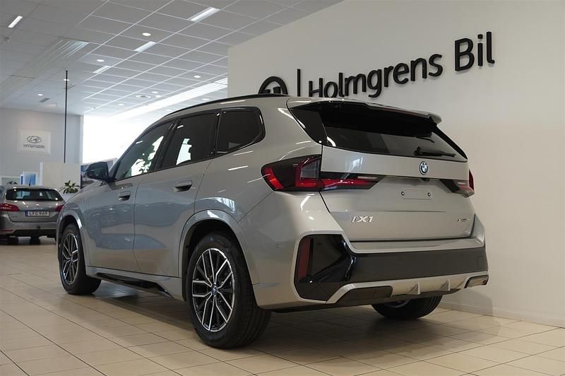 Grå/silver Ny 2024 BMW iX1 M Sport SUV | 665 600 kr - Bild 1/1