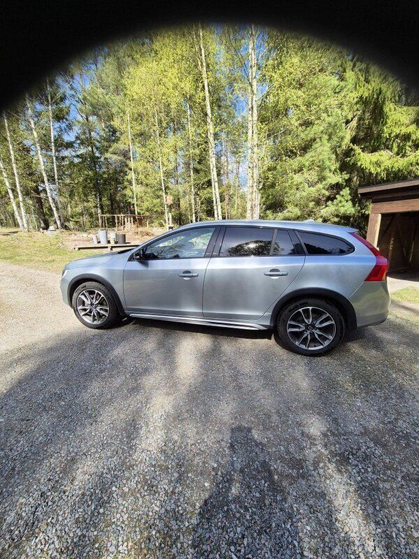 Silver Begagnad 2018 Volvo V60 CC Standard Kombi | 163 000 kr (Dyr) - Bild 1/4