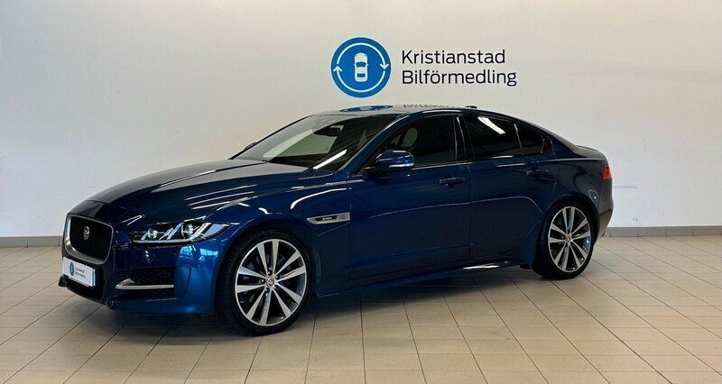 Blå Begagnad 2017 Jaguar XE R-Sport Sedan | 189 900 kr (Marknadspris) - Bild 1/4