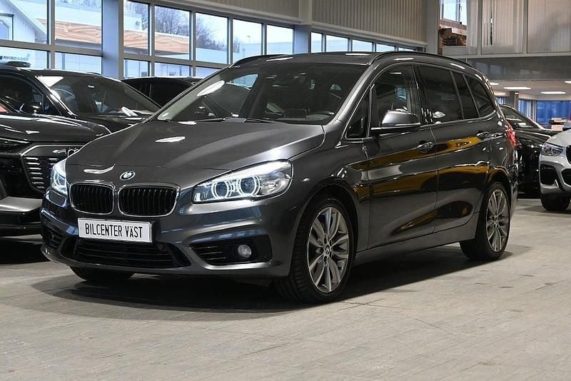 Grå Begagnad 2015 BMW 220 Gran Tourer Sport Line Minibuss | 199 000 kr - Bild 1/4