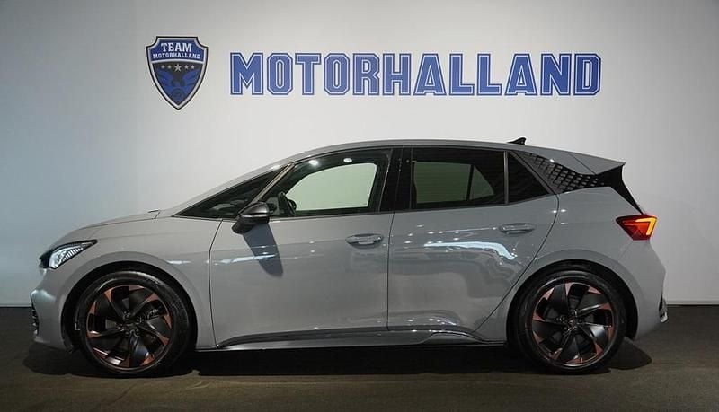 Grå Begagnad 2023 Cupra Born e-Boost Halvkombi | 279 900 kr (Marknadspris) - Bild 1/4